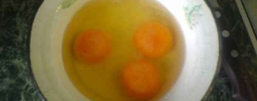 Шаг 10: яичницы с сыром, луком и чесноком