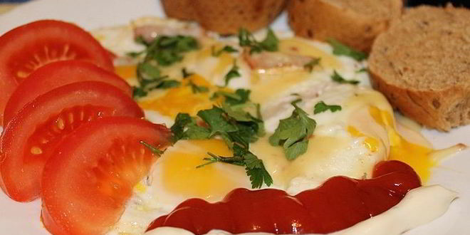 Рецепт яичницы с сыром плавленным