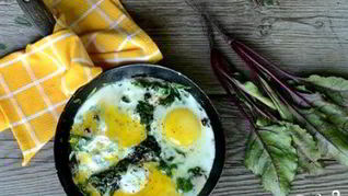 Рецепт Яичницы со свекольной ботвой