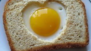 Рецепт Яичницы в хлебе Сердечко