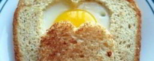 Шаг 1: яичницы в хлебе сердечко