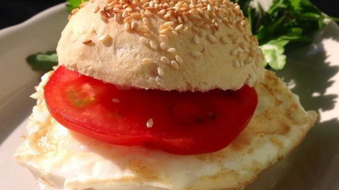 Рецепт Яичницы в свежеиспеченной булочке с кунжутом