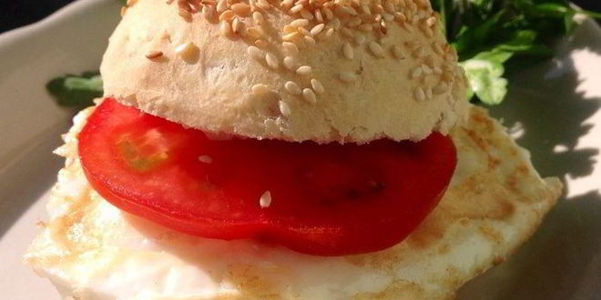 Рецепт яичницы в свежеиспеченной булочке с кунжутом