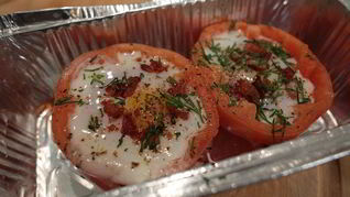 Рецепт Яиц с беконом, запеченные в помидорах