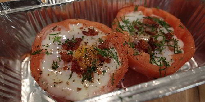 Рецепт яиц с беконом, запеченные в помидорах