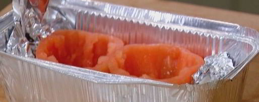 Шаг 2: яиц с беконом, запеченные в помидорах