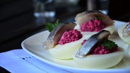 Рецепт Яиц с сельдью и свеклой