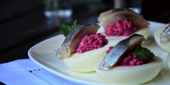 Рецепт яиц с сельдью и свеклой