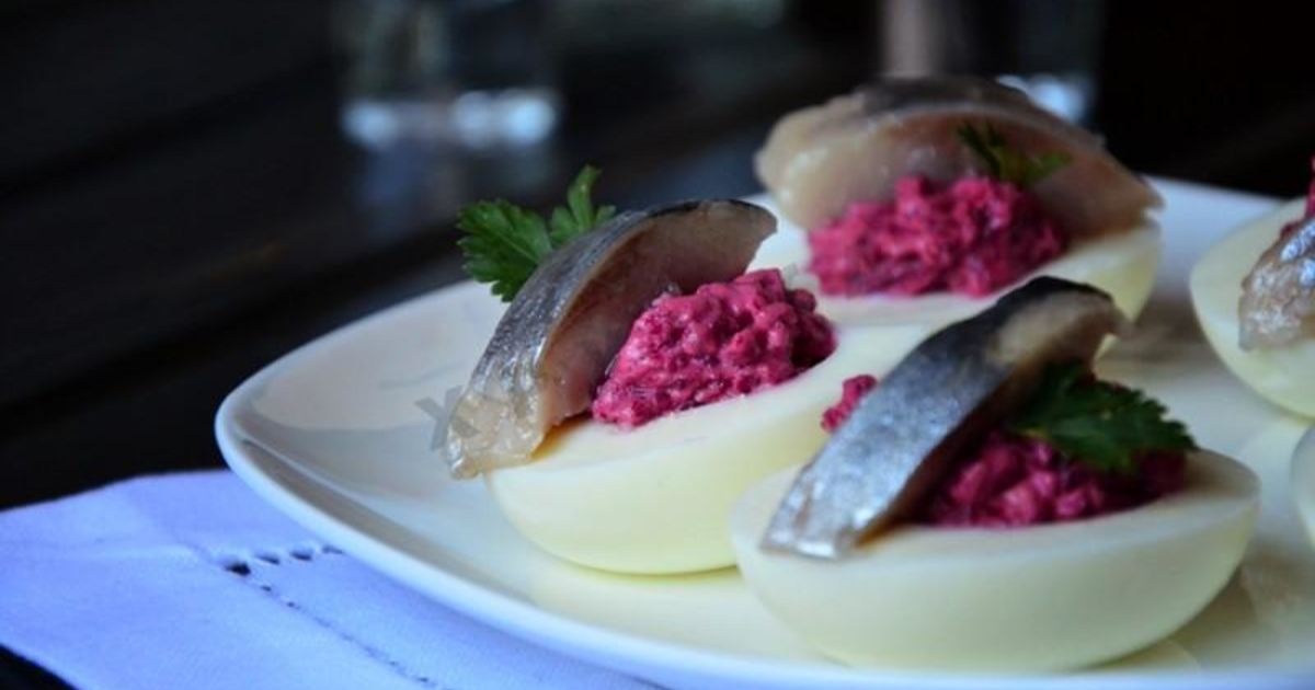 Яйца фаршированные сельдью. Селёдка под шубой с яйцом. Яйца фаршированные сельдью. Ленивая закуска сельдь под шубой. Закуска селедка яйцо.