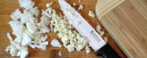 Шаг 2: зате — запеченных кусочков курицы, замаринованные в пикантном маринаде с пряностями и арахисом