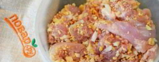 Шаг 3: зате — запеченных кусочков курицы, замаринованные в пикантном маринаде с пряностями и арахисом