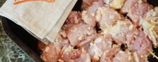 Шаг 4: зате — запеченных кусочков курицы, замаринованные в пикантном маринаде с пряностями и арахисом