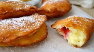 Рецепт Жареных полумесяцев с клубникой