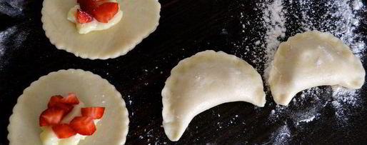 Шаг 3: жареных полумесяцев с клубникой