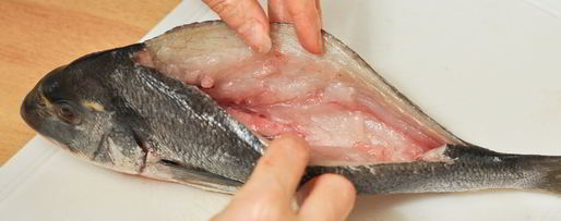 Шаг 4: дорадо, фаршированная жюльеном из морепродуктов