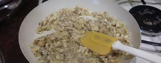 Шаг 1: жульена из грибов под яйцом