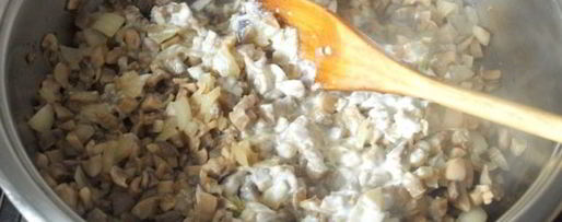 Шаг 3: жульена из шампиньонов в булочке