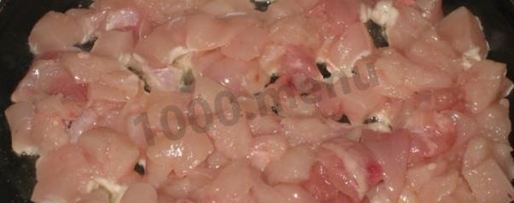 Шаг 1: жульена с курицей и грибами на сковороде