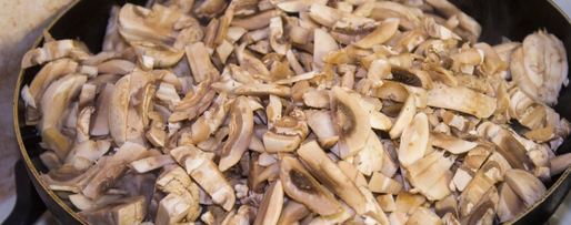 Шаг 6: жульена в горшочке с курицей и грибами