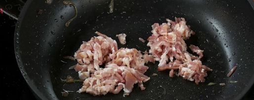 Шаг 1: жюльена с беконом и грибами